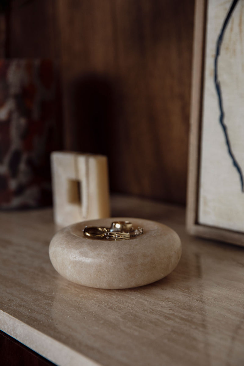 Tablett Onno aus Marmor in Gelb-Beige, Dutchbone Boho-Deko