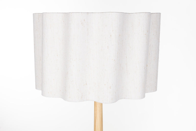 Stehlampe Scallop mit Jute-Lampenschirm, Gummibaumholz von Dutchbone