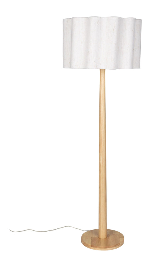 Stehlampe Scallop mit gewelltem Jute-Lampenschirm und schlankem Gummibaumholz-Gestell auf rundem Holzfuß, Gesamtansicht.