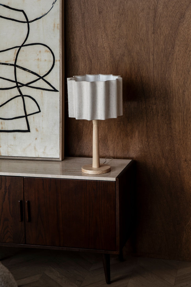 Tischlampe Scallop Dutchbone mit Jute-Lampenschirm und Holzfuß