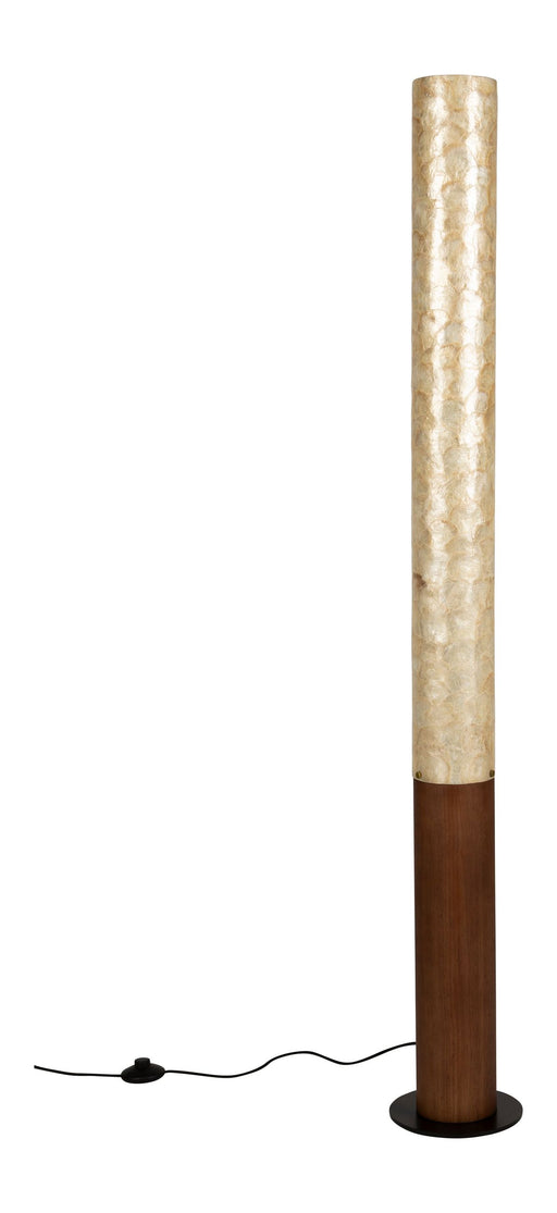 Stehlampe Beam mit zylindrischem Acryl-Schirm in Beige und dunklem Holz-Sockel, Gesamtansicht.