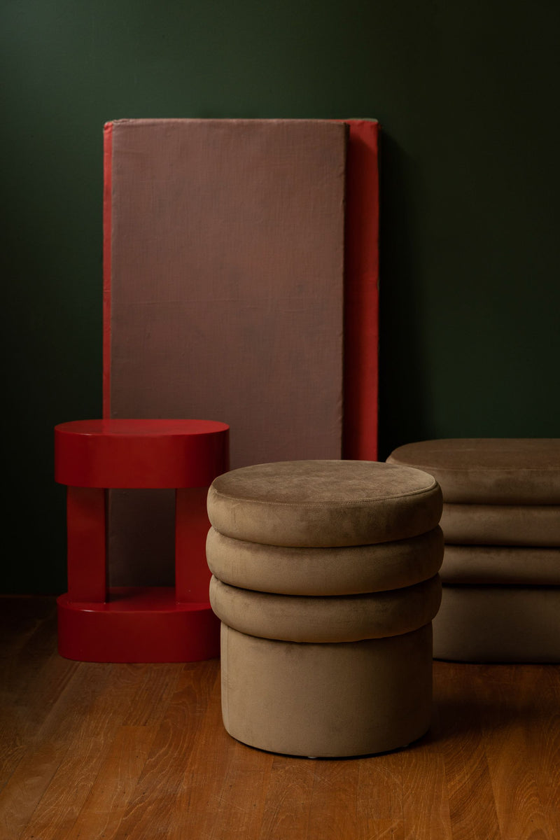 Hocker Aditi Braun mit Samtbezug im Boho-Chic für das Wohnzimmer