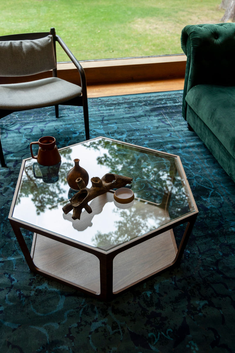 Couchtisch Sita im Vintage-Design mit Glasplatte und Nussbaumfurnier