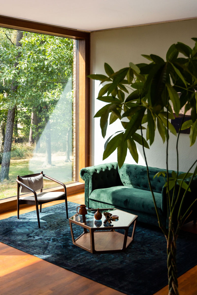 Couchtisch Sita im Vintage-Design mit Glasplatte und Nussbaumfurnier