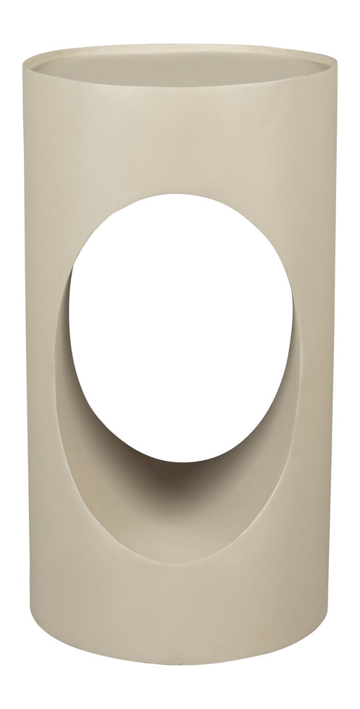 Gesamtansicht des Beistelltisches Sai Dutchbone in Beige mit rundem Durchbruch in der Seitenfläche.