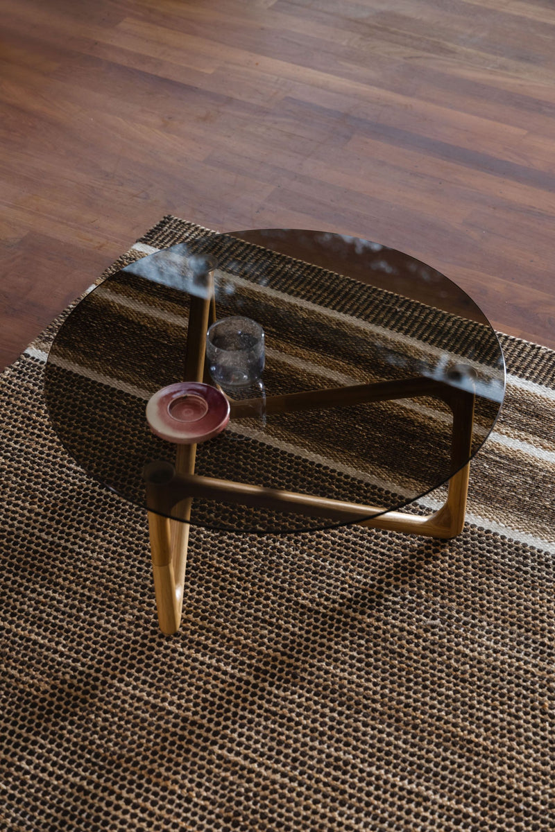 Couchtisch Naia mit Glasplatte und Eichenholzgestell, Boho-Chic