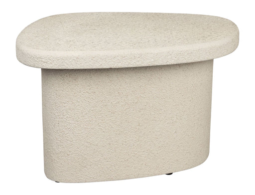 Beistelltisch Veda Low aus recyceltem Marmor in Beige mit ovaler Tischplatte und zylindrischem Gestell, Gesamtansicht.