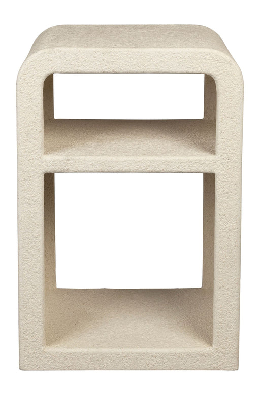 Beistelltisch Veda aus recyceltem Marmor in Beige mit zwei offenen Fachböden, Gesamtansicht.