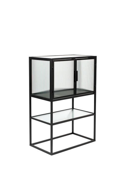 Schrank Boli Small Black mit schwarzem Stahlrahmen, Glaseinsätzen und zwei offenen Ablagefächern in Gesamtansicht.