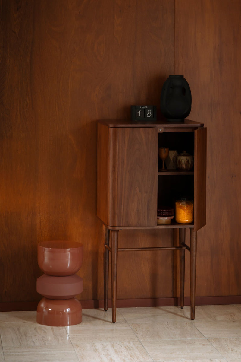 Schrank Morrison mit Walnussfurnier und Massivholz von Dutchbone