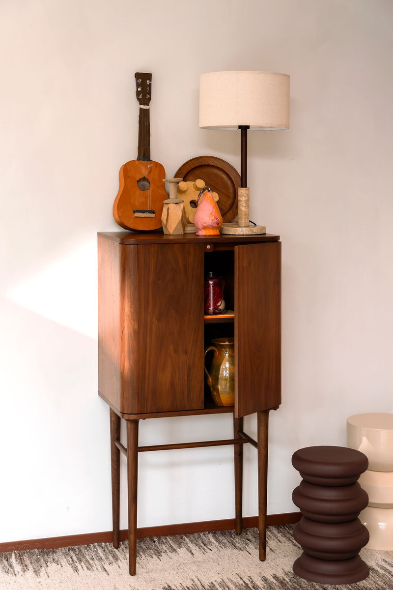 Schrank Morrison mit Walnussfurnier und Massivholz von Dutchbone