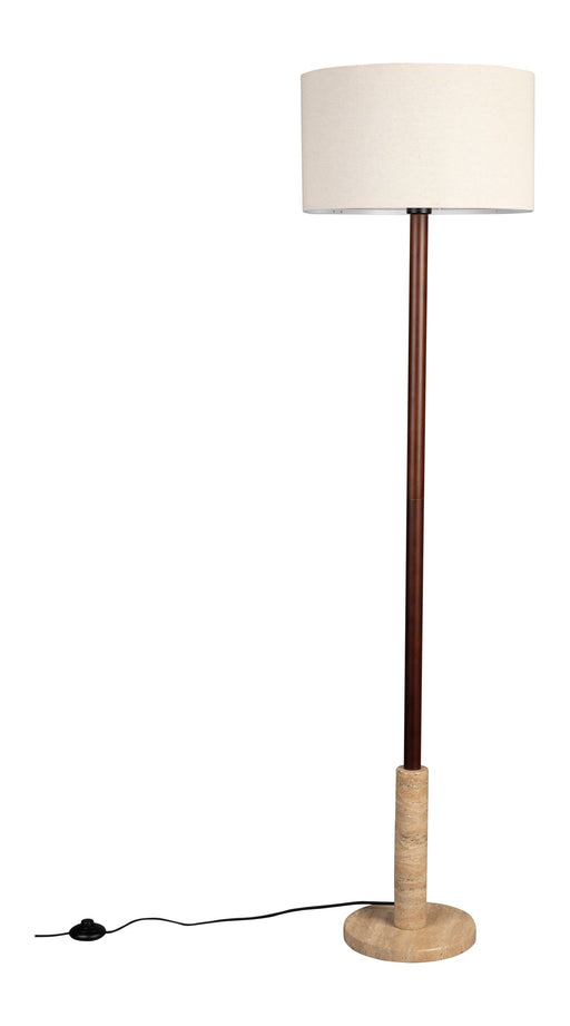 Stehlampe Jackson mit beigefarbenem Leinenschirm, dunklem Holzschaft und rundem Travertin-Sockel in Gesamtansicht.