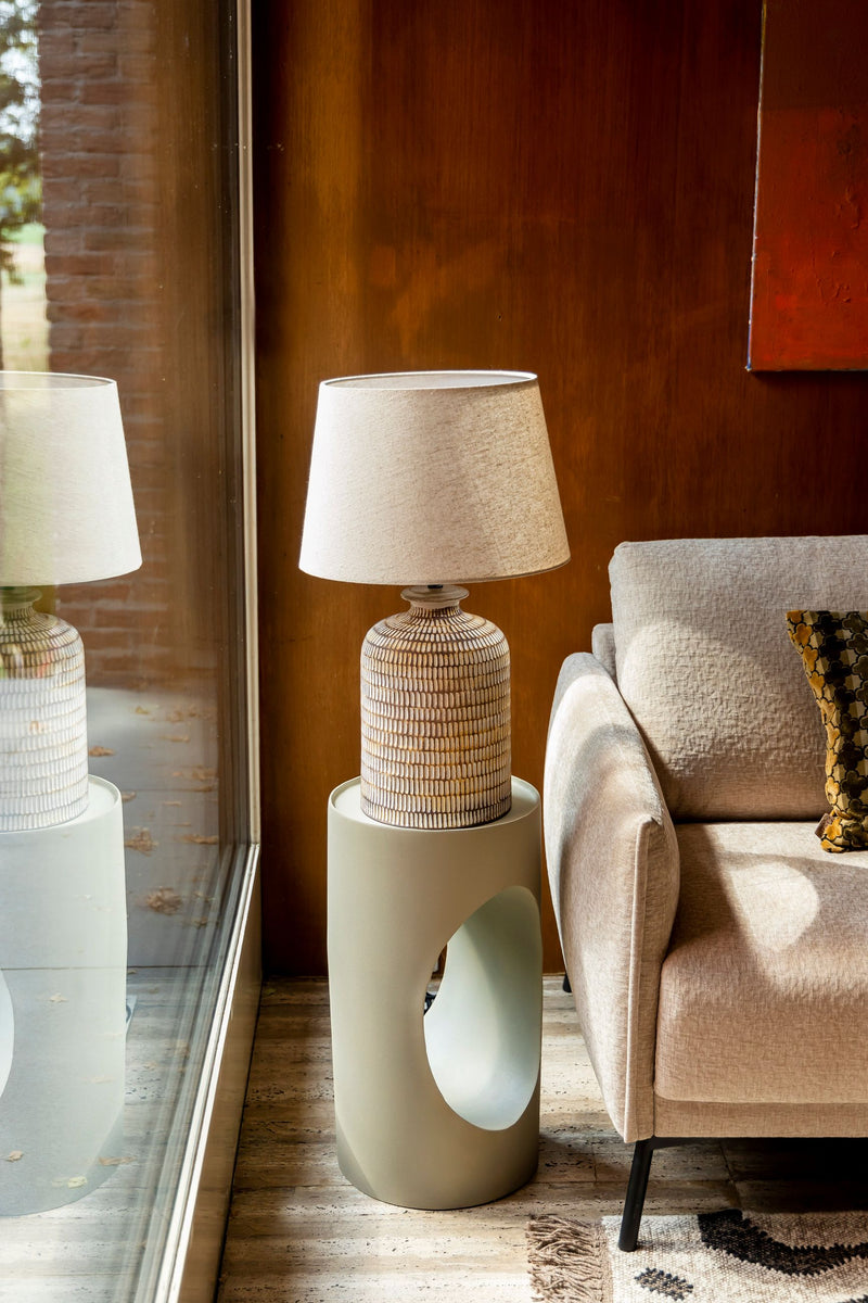 Tischlampe Russel mit handbemaltem Keramikfuß in Beige von Dutchbone