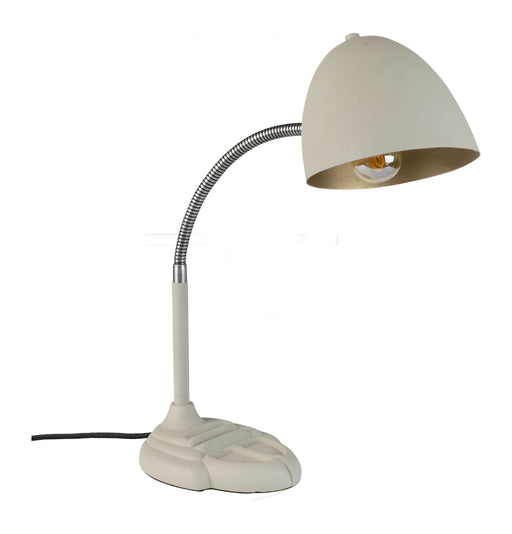 Tischlampe Janna in Beige mit kugelförmigem Schirm, flexiblem Metallarm und organisch geformtem Standfuß in Gesamtansicht.