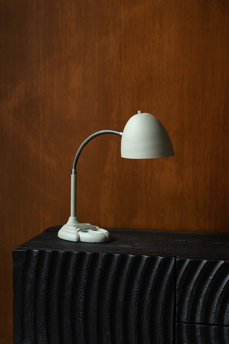 Tischlampe Janna in Beige mit flexiblem Metallfuß von Dutchbone