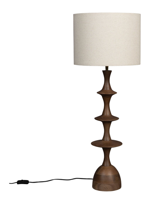 Tischlampe Cath mit geschwungener Mangoholz-Säule in Walnuss-Finish und zylindrischem Leinen-Schirm, Gesamtansicht.