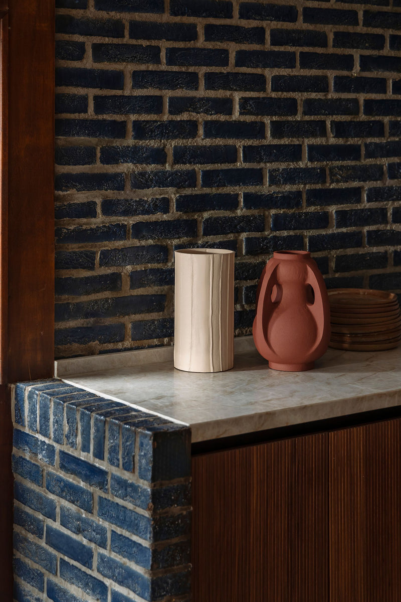 Deko-Vase Rander Beige von Dutchbone aus wasserdichtem Aluminium