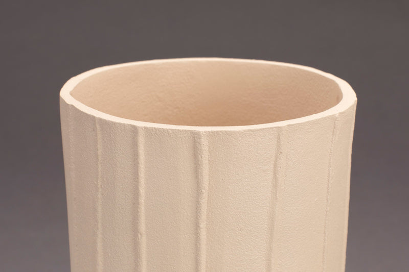 Deko-Vase Rander Beige von Dutchbone aus wasserdichtem Aluminium