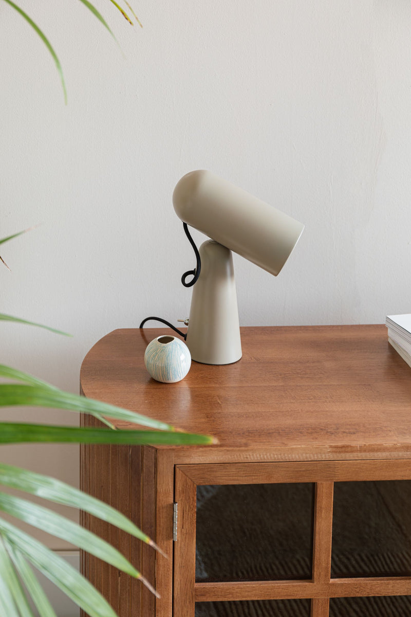 Schreibtischlampe Vesper Beige mit drehbarem Metall-Lampenschirm