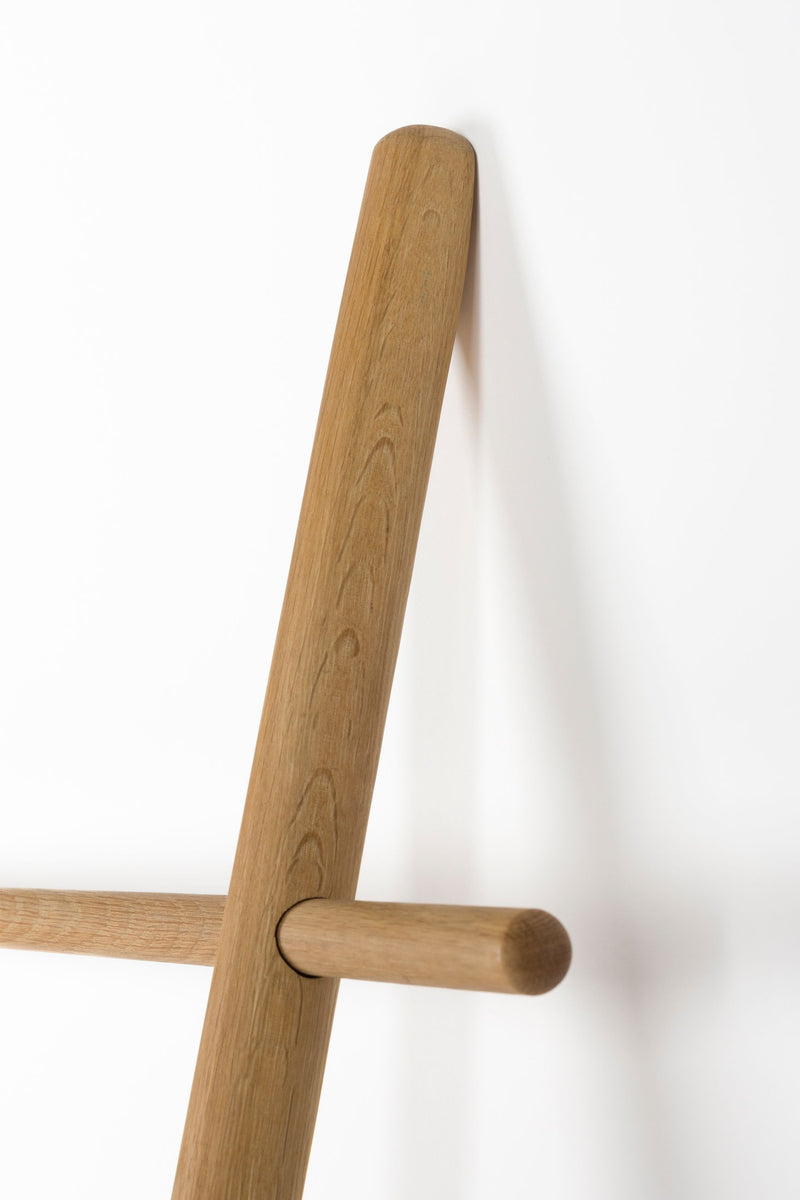 Dekoleiter Jhon aus Eichenholz, Natur, 156,5 cm für Wohnzimmer & Flur