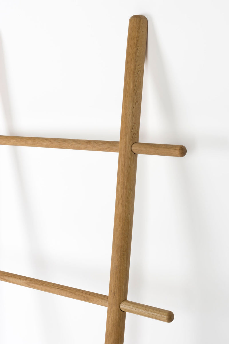 Dekoleiter Jhon aus Eichenholz, Natur, 156,5 cm für Wohnzimmer & Flur