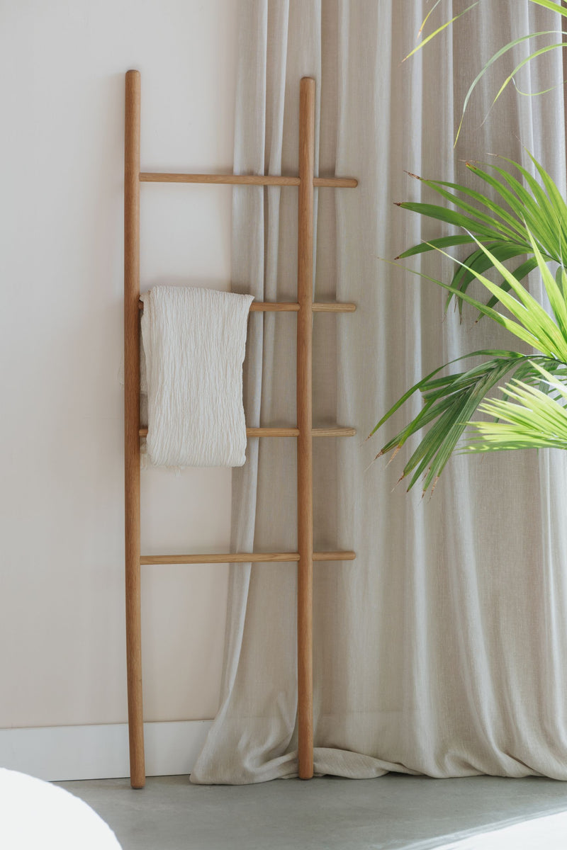 Dekoleiter Jhon aus Eichenholz, Natur, 156,5 cm für Wohnzimmer & Flur