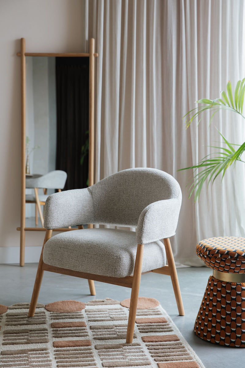 Loungesessel Indy Hellbraun-Beige mit Stoffbezug und Eichenholzgestell