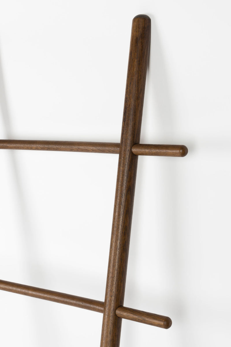 Dekoleiter Jhon Walnut aus Eichenholz, 156,5 cm hoch für Wohnraum