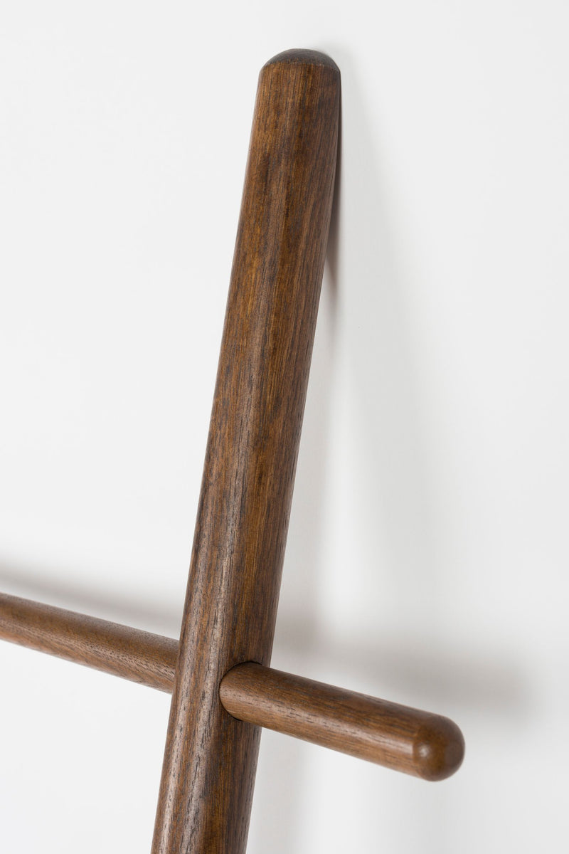 Dekoleiter Jhon Walnut aus Eichenholz, 156,5 cm hoch für Wohnraum