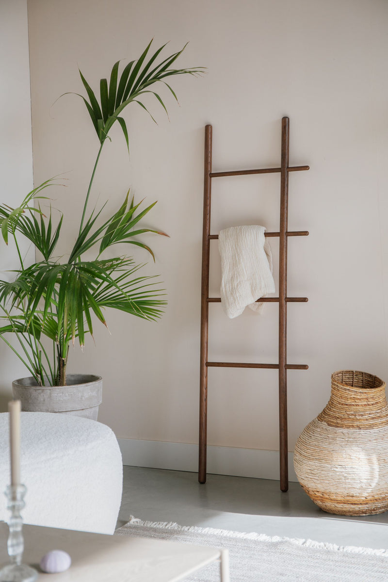 Dekoleiter Jhon Walnut aus Eichenholz, 156,5 cm hoch für Wohnraum