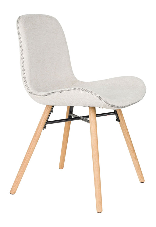 Esszimmerstuhl Lester mit beige Polsterbezug und Eichenholz-Gestell in Gesamtansicht.