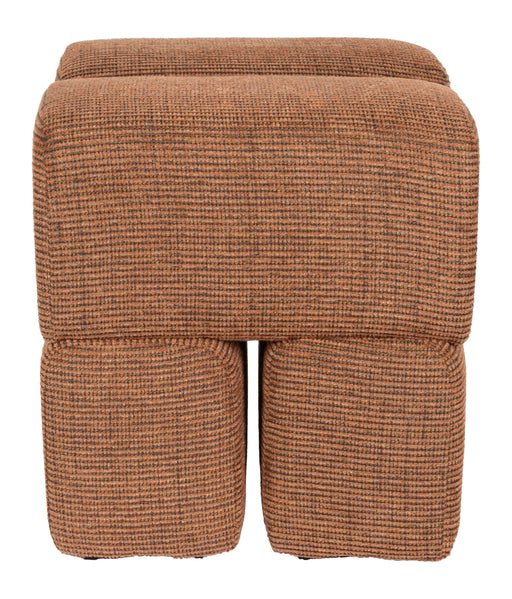 Hocker Staple Terracotta mit verspieltem Blockdesign in Gesamtansicht von vorne.