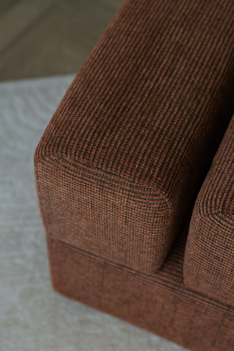 Hocker Staple Terracotta mit verspieltem Blockdesign, 40x40 cm