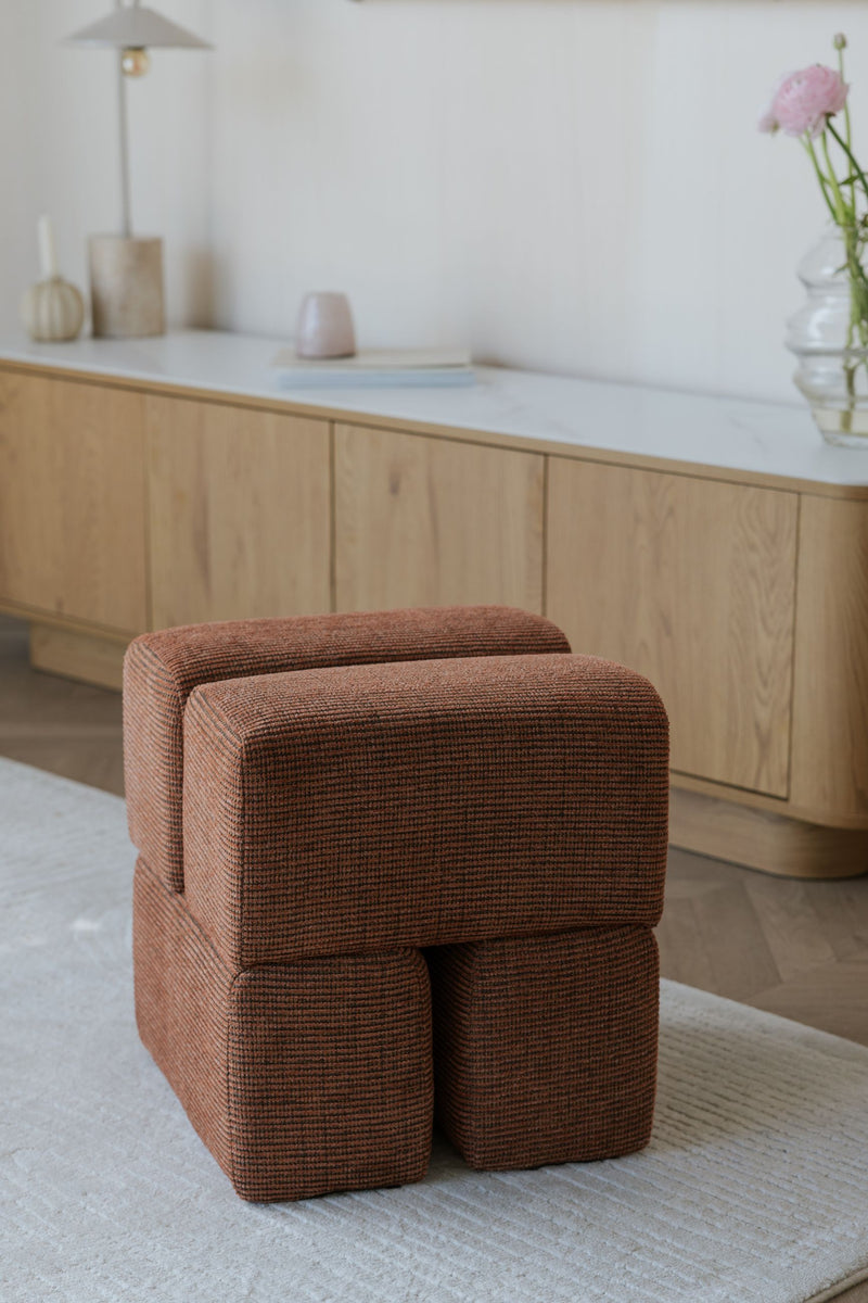 Hocker Staple Terracotta mit verspieltem Blockdesign, 40x40 cm