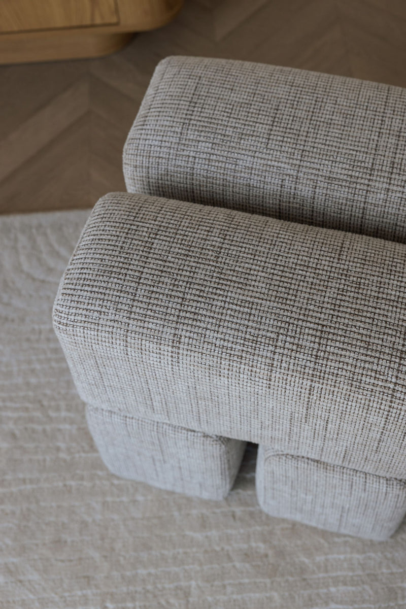 Hocker Staple Braun mit verspieltem Blockdesign aus Polyester