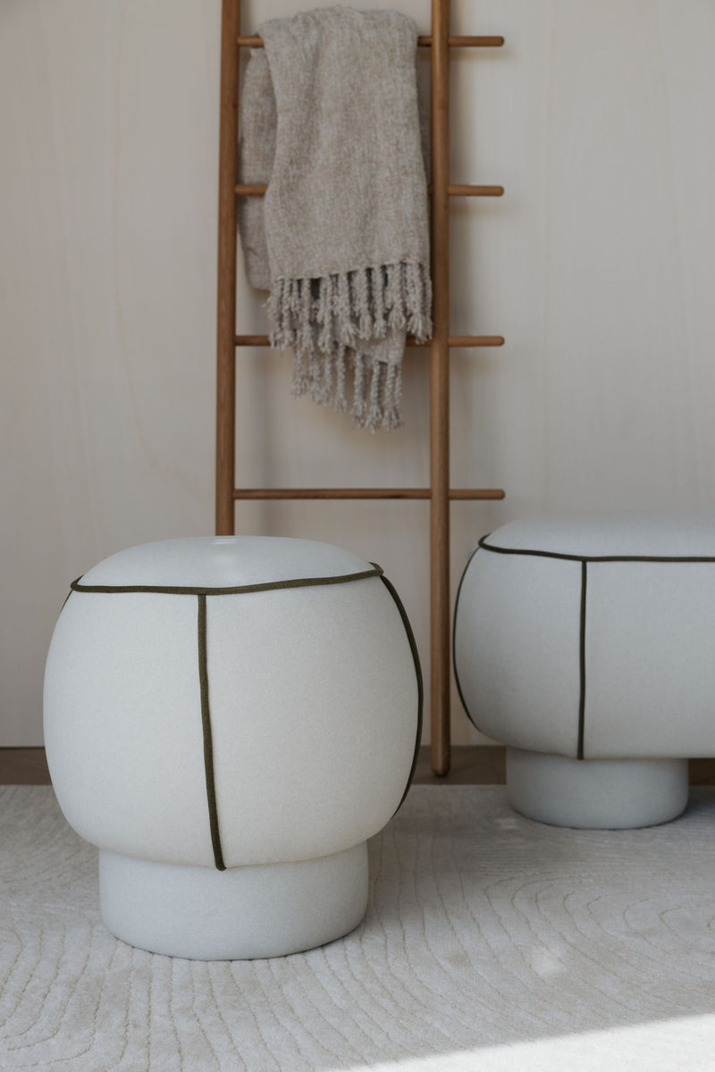 Hocker Marina in Weiß mit Kontrastnaht, rundes Retro-Design