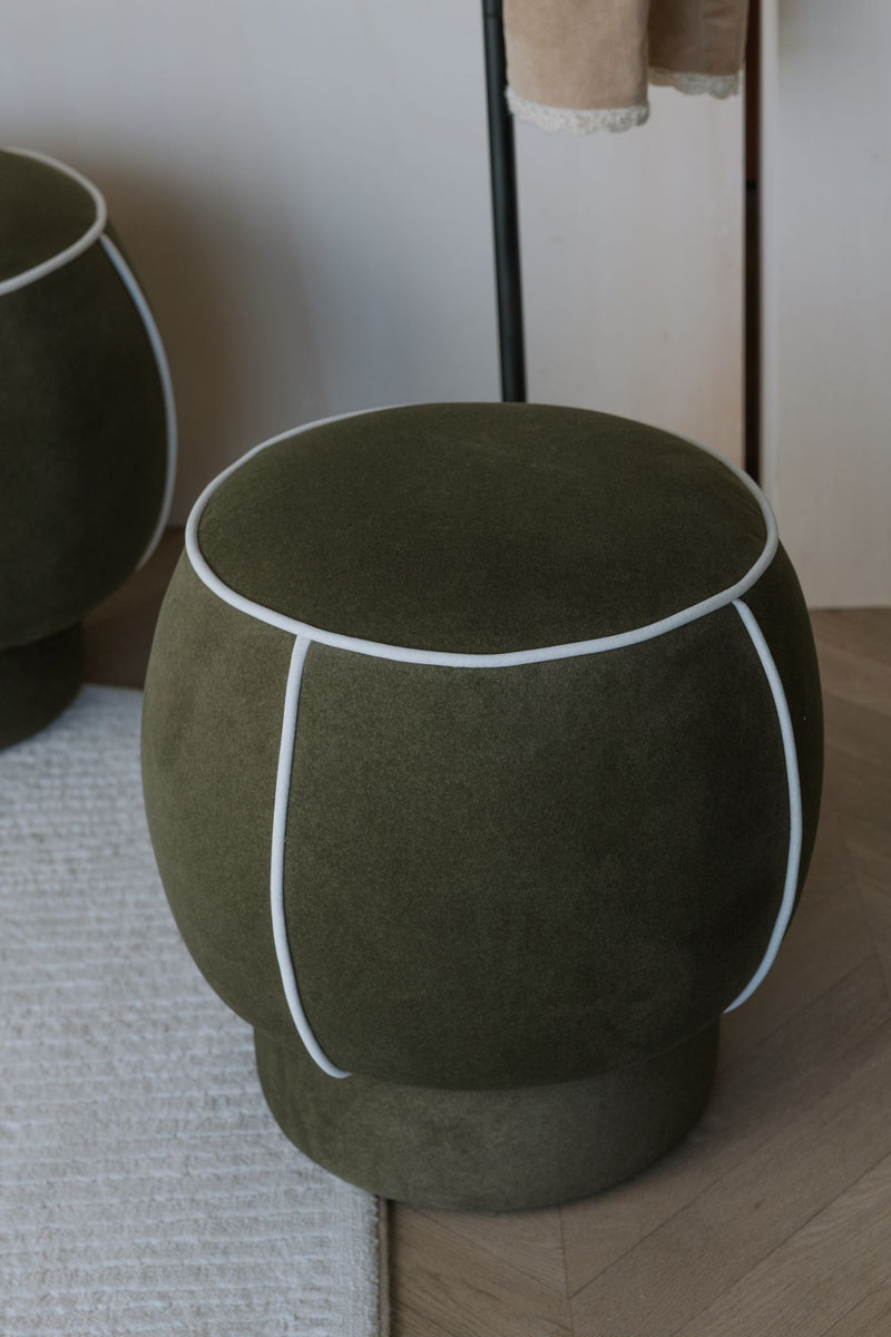 Hocker Marina Green mit Kontrastnaht, rundes Design fürs Wohnzimmer