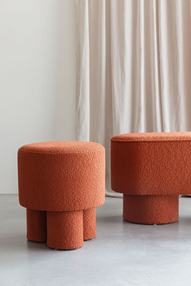 Hocker Marcos Rotbraun mit Bouclé-Bezug und Kiefernholzgestell