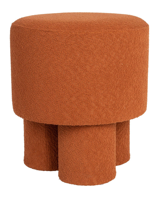 Hocker Marcos in Rotbraun mit gepolsterter Sitzfläche und zylindrischen Holzbeinen in Gesamtansicht.