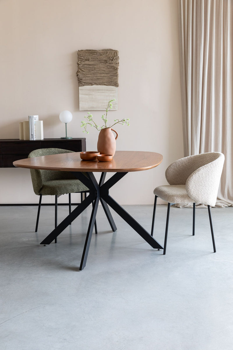 Esstisch Chase Organic Round in Beige mit schwarzem Metallgestell