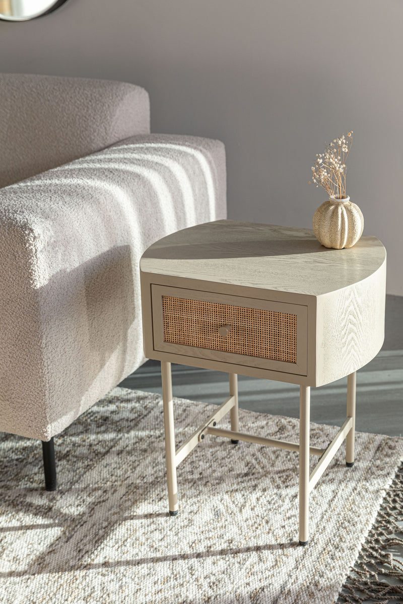 Beistelltisch Amaya im Japandi-Stil, oval mit Rattanschublade in Beige