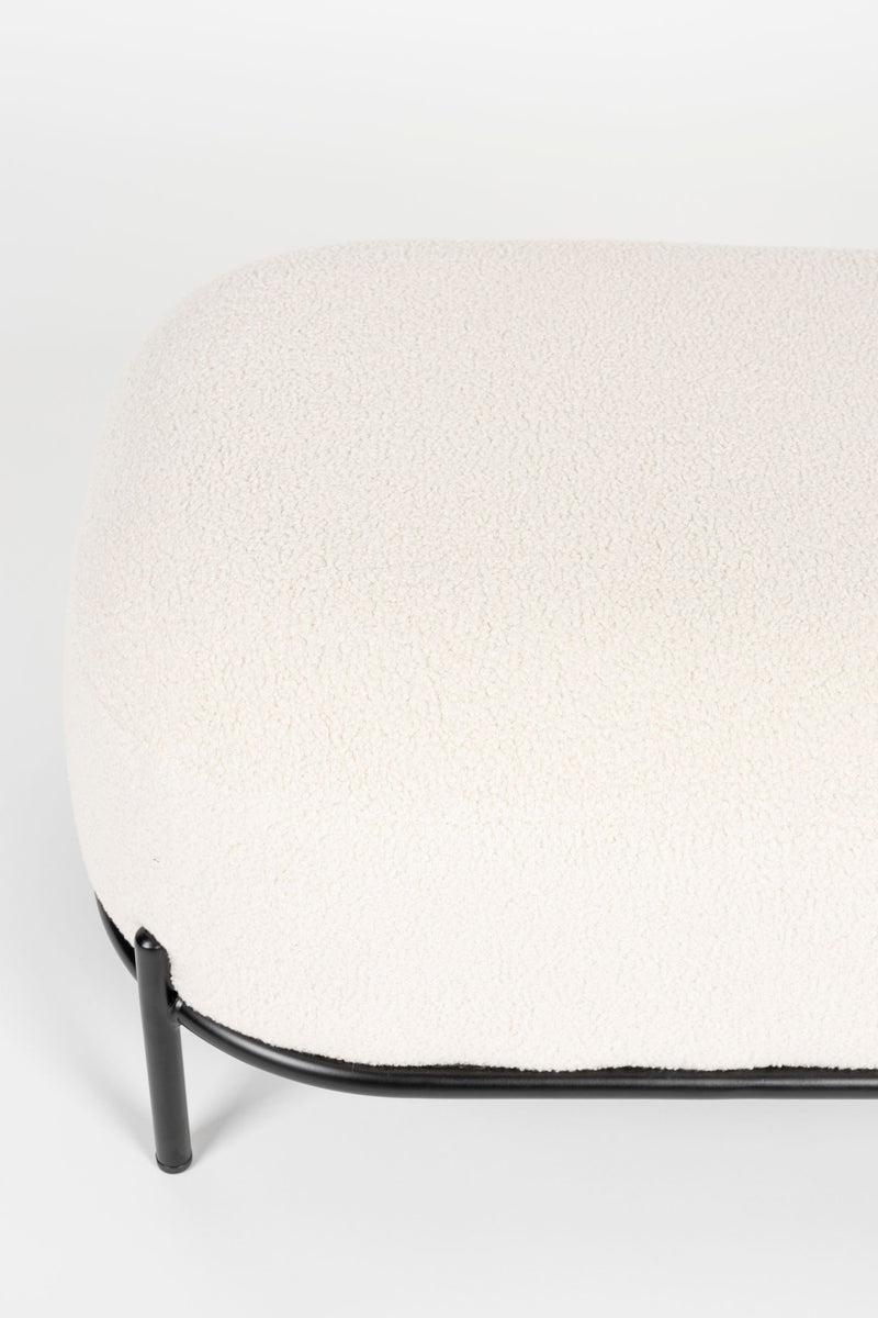 Hocker Polly Teddy Ivory mit Metallgestell als Fußstütze im Wohnzimmer