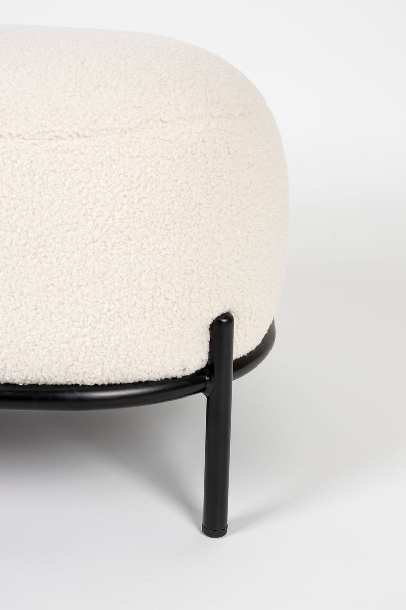 Hocker Polly Teddy Ivory mit Metallgestell als Fußstütze im Wohnzimmer