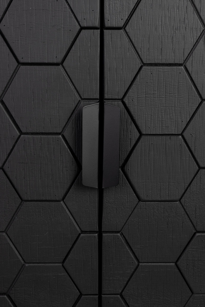 Sideboard Linc High in Schwarz mit Sechseckmuster aus Fichtenholz