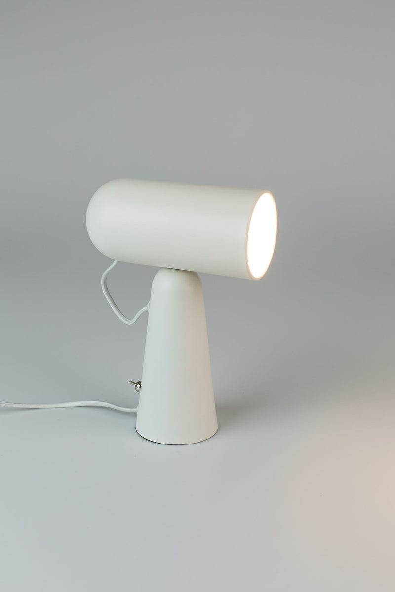 Schreibtischlampe Vesper in Weiß mit drehbarem Magnet-Lampenschirm