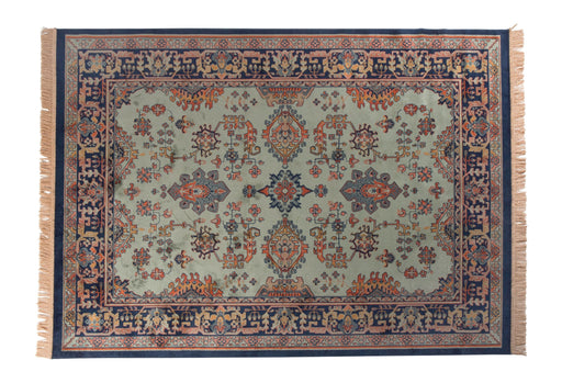 Teppich Raz 160x230 cm Grün mit ornamentalem Muster in Rot und Blau, Fransen an den Seiten, Gesamtansicht.