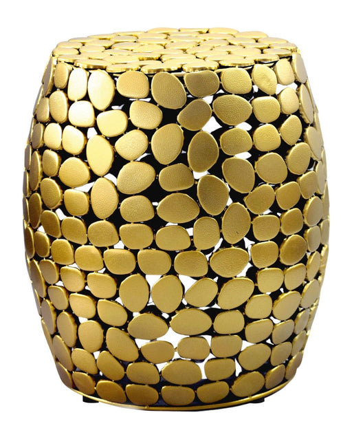 Runder Beistelltisch aus pulverbeschichtete Aluminium in Gold mit durchbrochenen, kreisförmigen Elementen in Gesamtansicht.