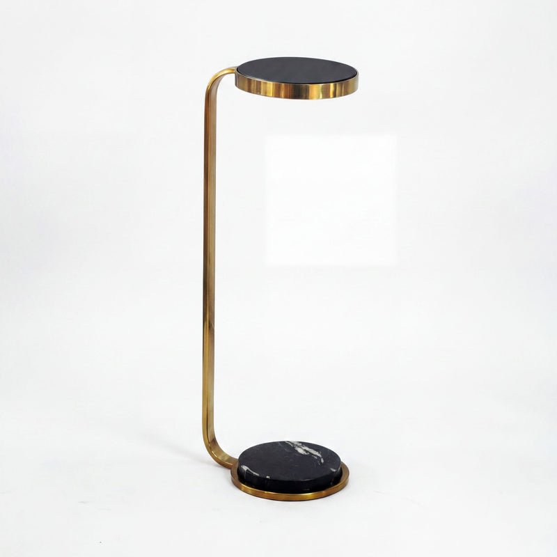 Beistelltisch C-Form mit Marmorfuß und Glasplatte, Gold von Wohnling