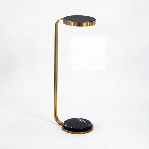 Beistelltisch C-Form mit Glasplatte und Marmorfuß in Gold, Gesamtansicht mit goldenem Stahlgestell.