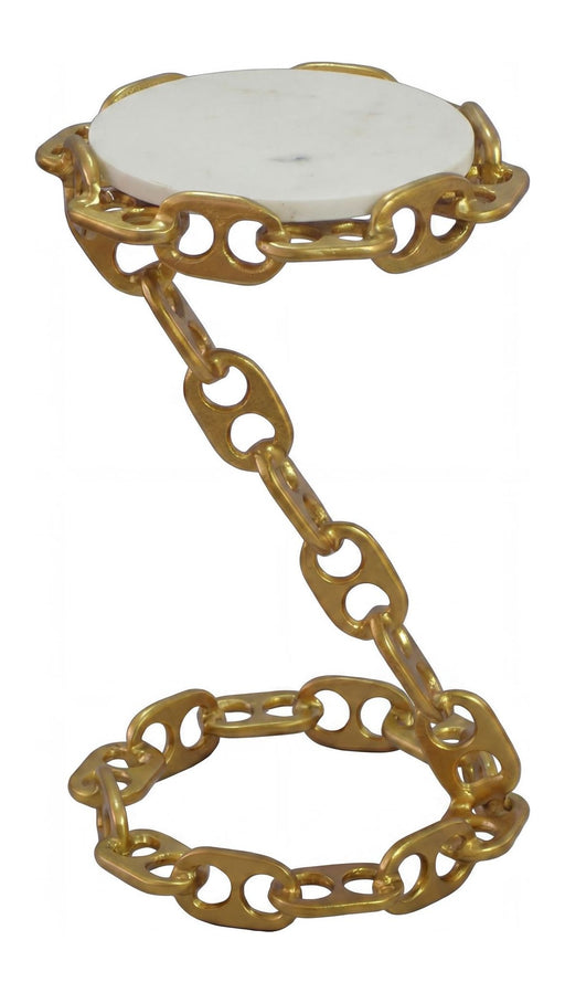 Beistelltisch Wohnling mit runder weißer Marmorplatte und goldenem Kettengestell in Gesamtansicht.